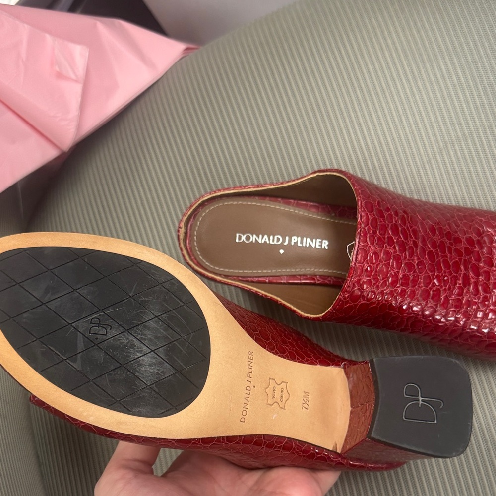 Donald J. Pliner Textured Red Mules Size 7.5 M - Picture 2 of 4